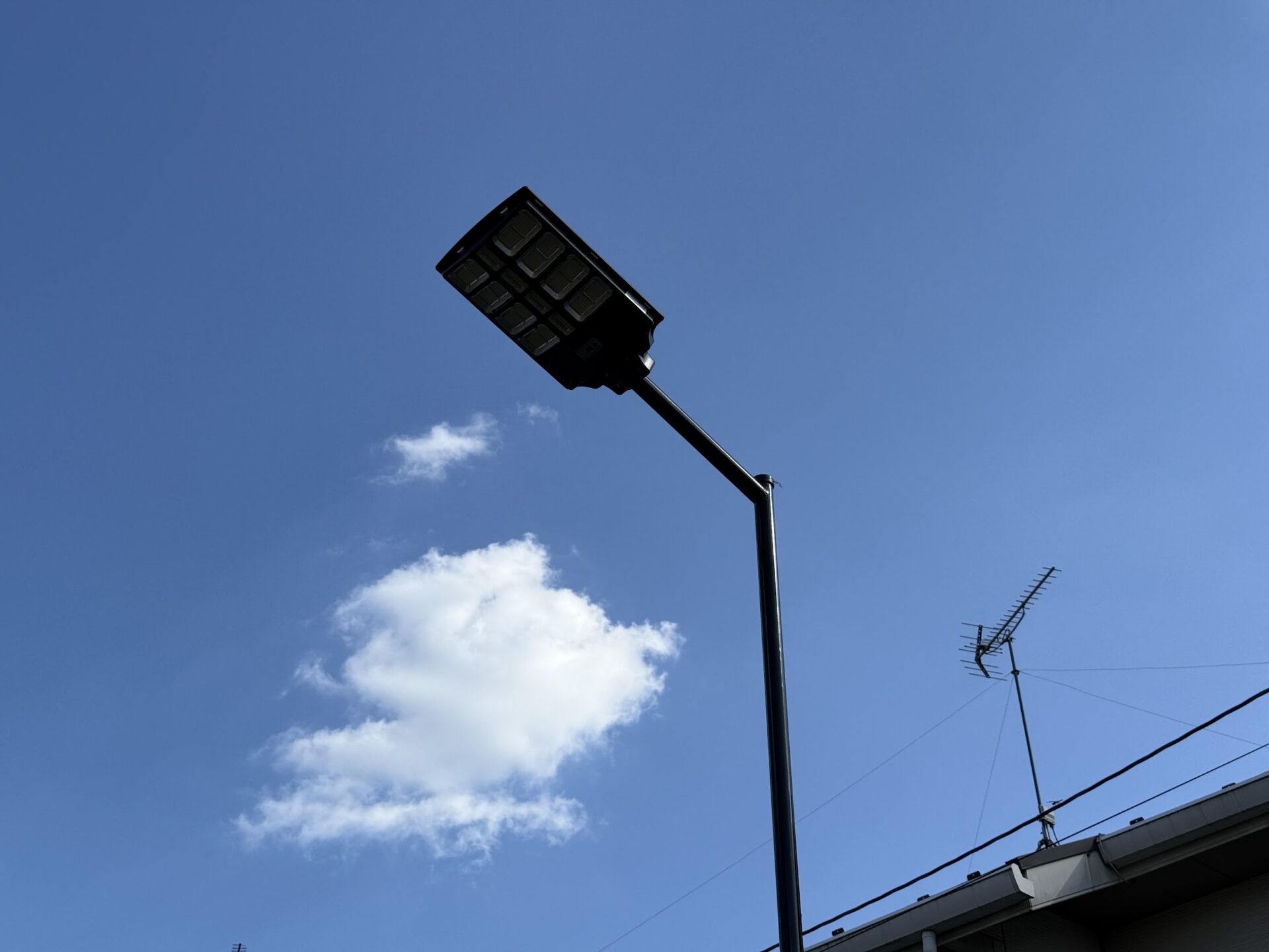 2万円弱で設置可能!DIYでソーラーLED街灯を自宅の庭に設置してみた - Items