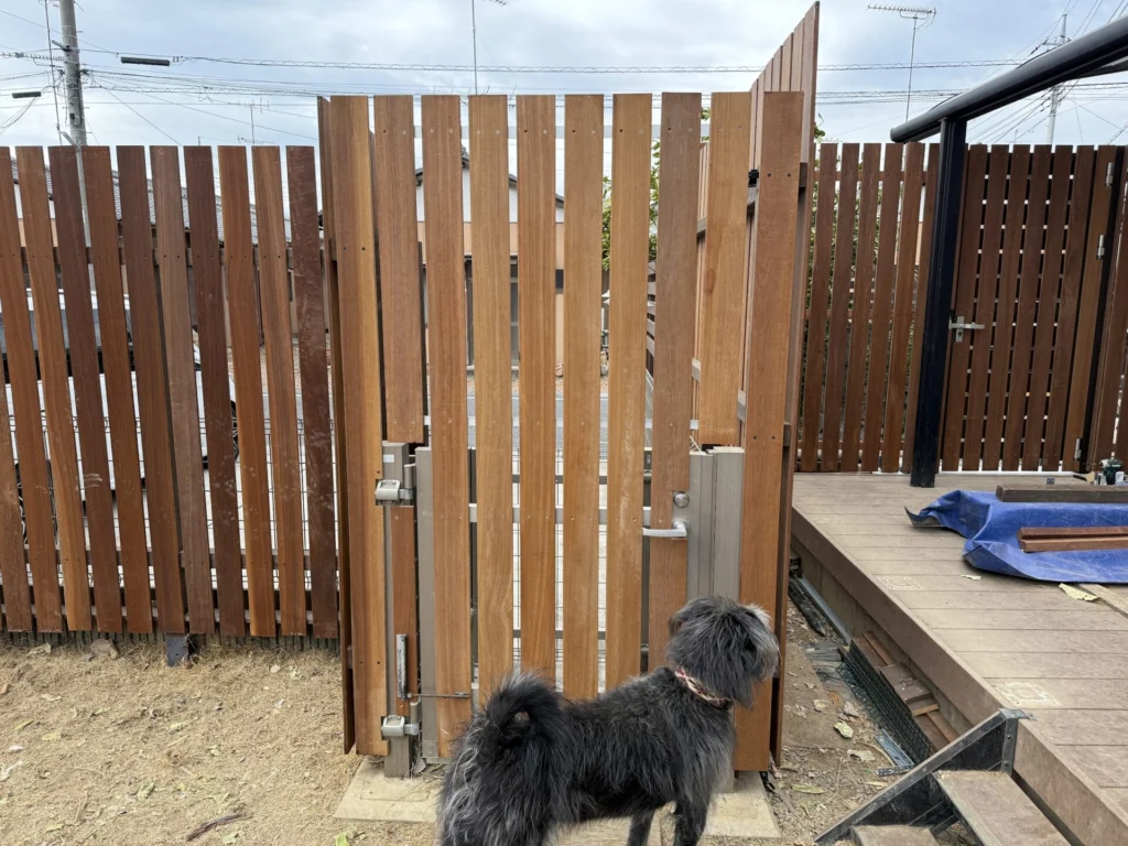 木材^_^激安一枚100円(๑˃̵ᴗ˂̵)100枚あります╰(*´︶`*)╯♡フェンス・ＤＩＹ・ドッグラン・ウッドデッキなどいろいろ使えそうです。あまりましたのでお安くどうぞ 木材^_^激安一枚100円(๑˃̵ᴗ˂̵)100枚あります╰(*´︶`*)╯♡フェンス